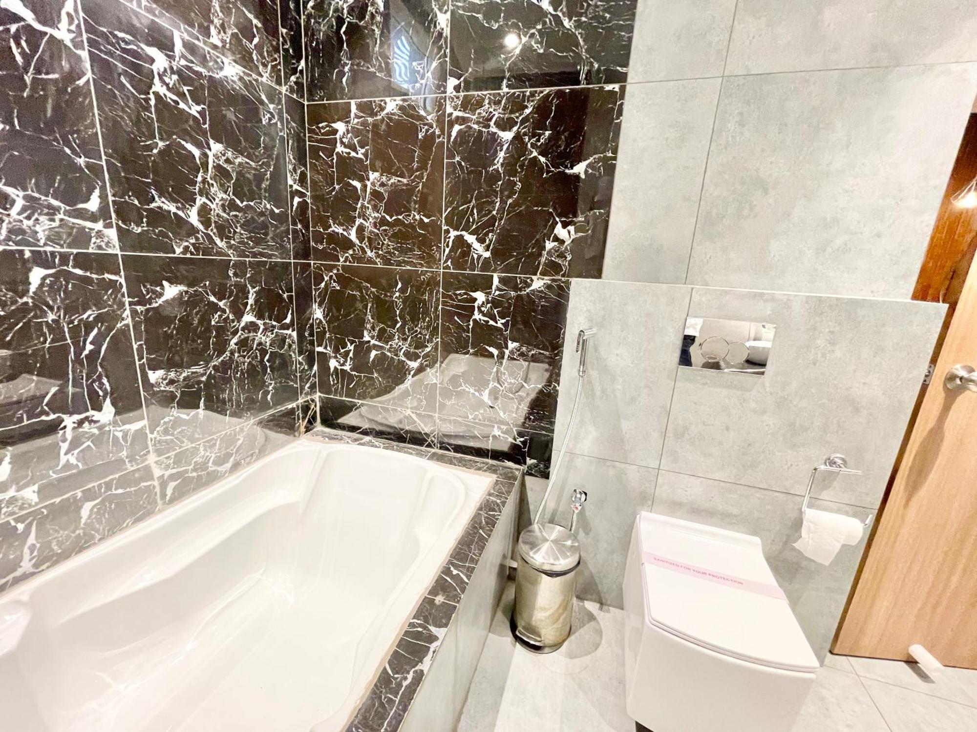 Well ! Fully Air-conditioned With Lift-wifi- Parking Availability, Near Kashi Vishwanath Temple, And Ganga Ghat 4* Varanasi