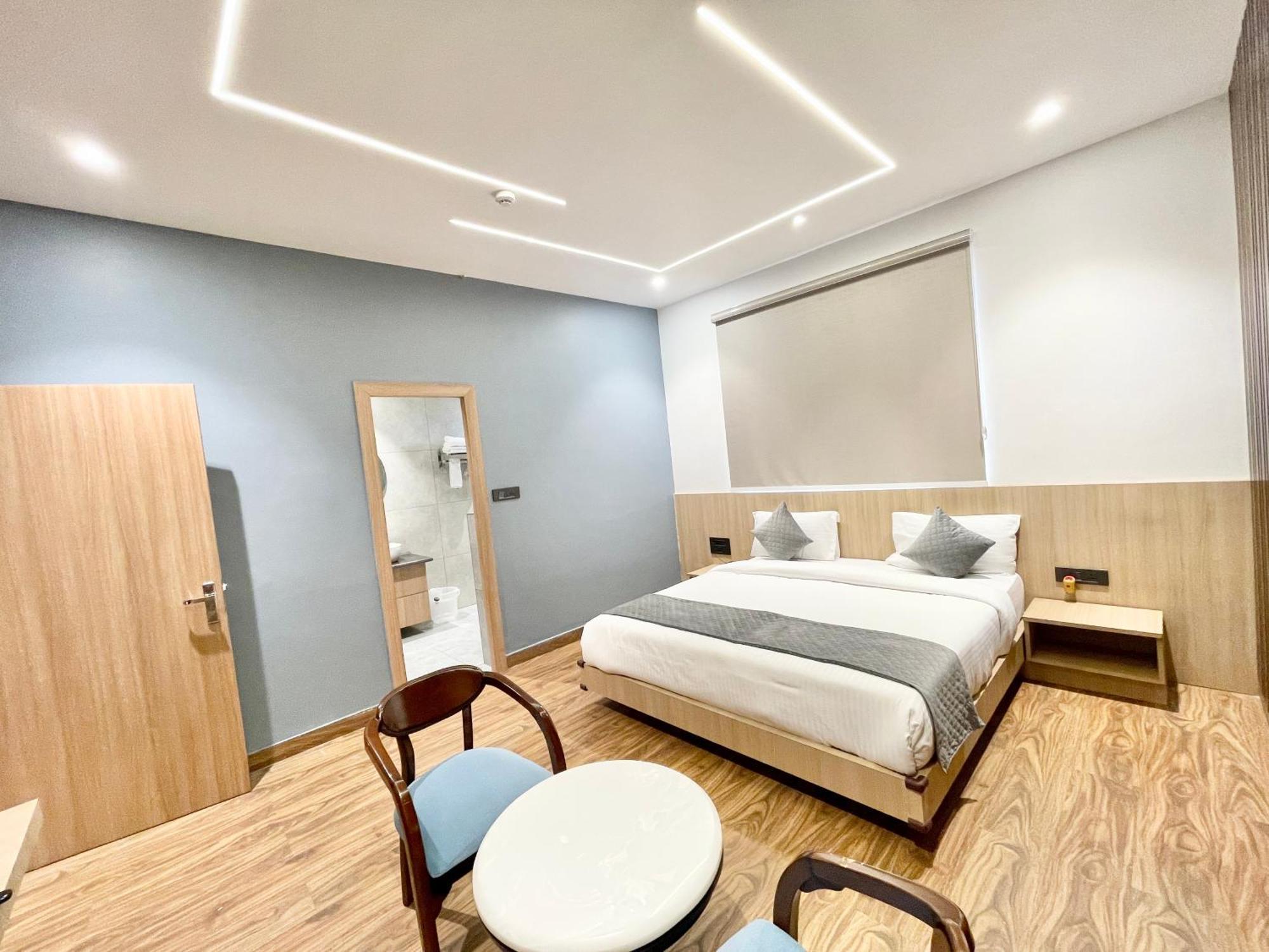 Well ! Fully Air-conditioned With Lift-wifi- Parking Availability, Near Kashi Vishwanath Temple, And Ganga Ghat Hotel