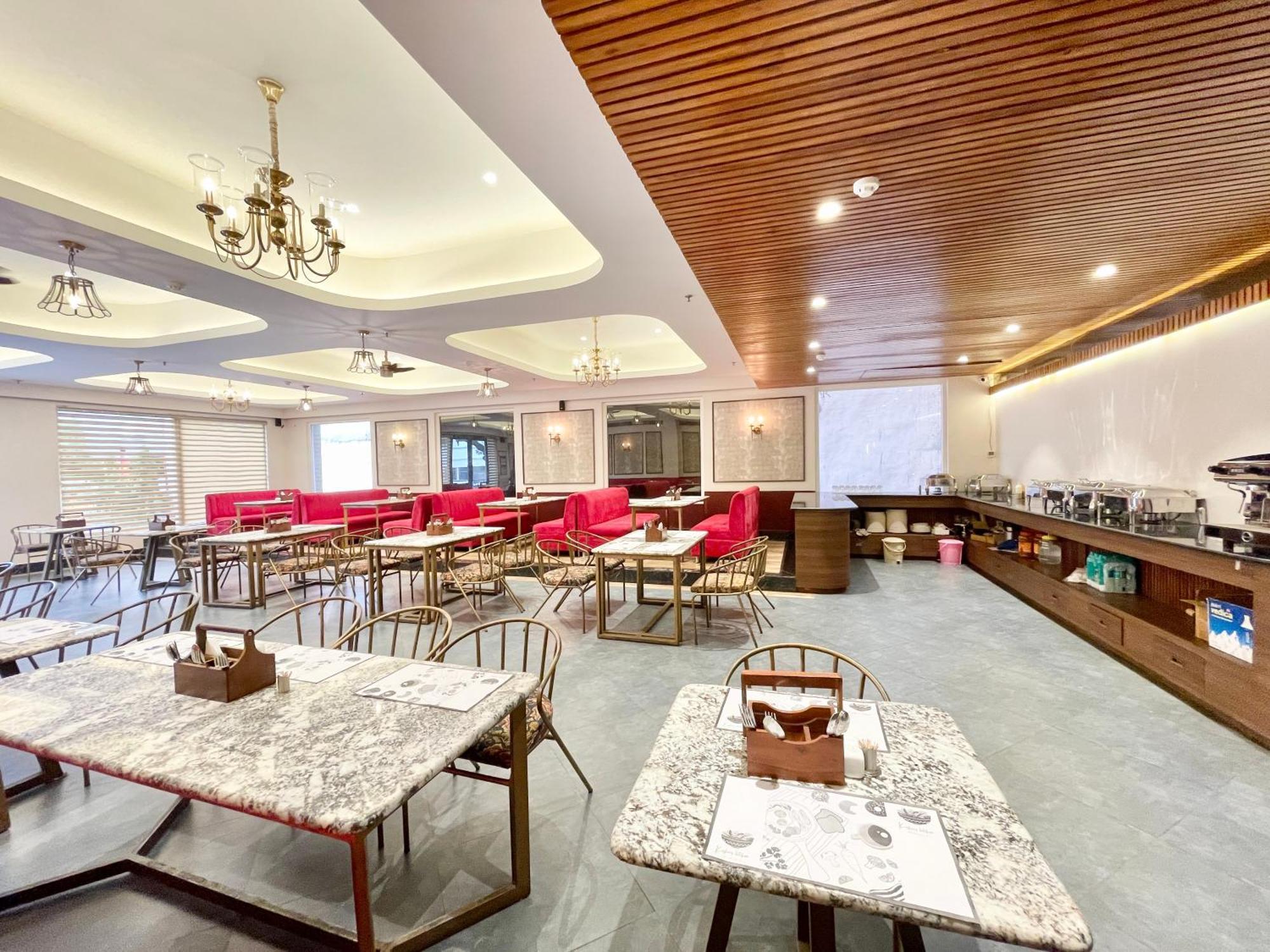 Hotel Well ! Fully Air-conditioned With Lift-wifi- Parking Availability, Near Kashi Vishwanath Temple, And Ganga Ghat 4*