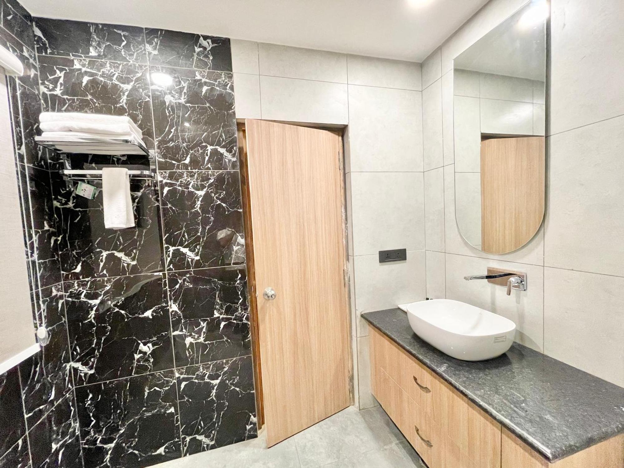 Well ! Fully Air-conditioned With Lift-wifi- Parking Availability, Near Kashi Vishwanath Temple, And Ganga Ghat 4* Varanasi