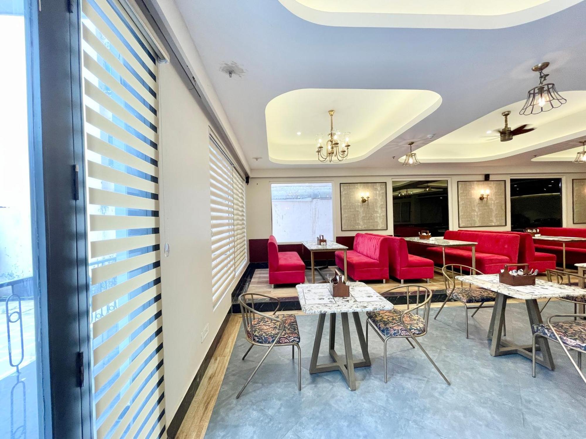 Hotel Well ! Fully Air-conditioned With Lift-wifi- Parking Availability, Near Kashi Vishwanath Temple, And Ganga Ghat 4*