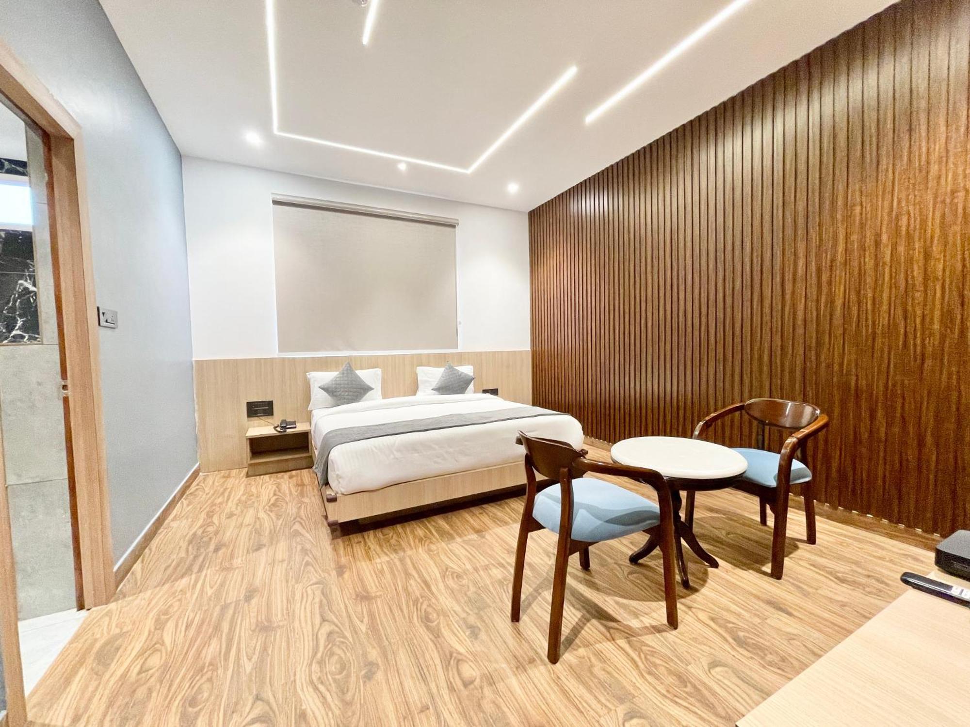 Well ! Fully Air-conditioned With Lift-wifi- Parking Availability, Near Kashi Vishwanath Temple, And Ganga Ghat Hotel Varanasi