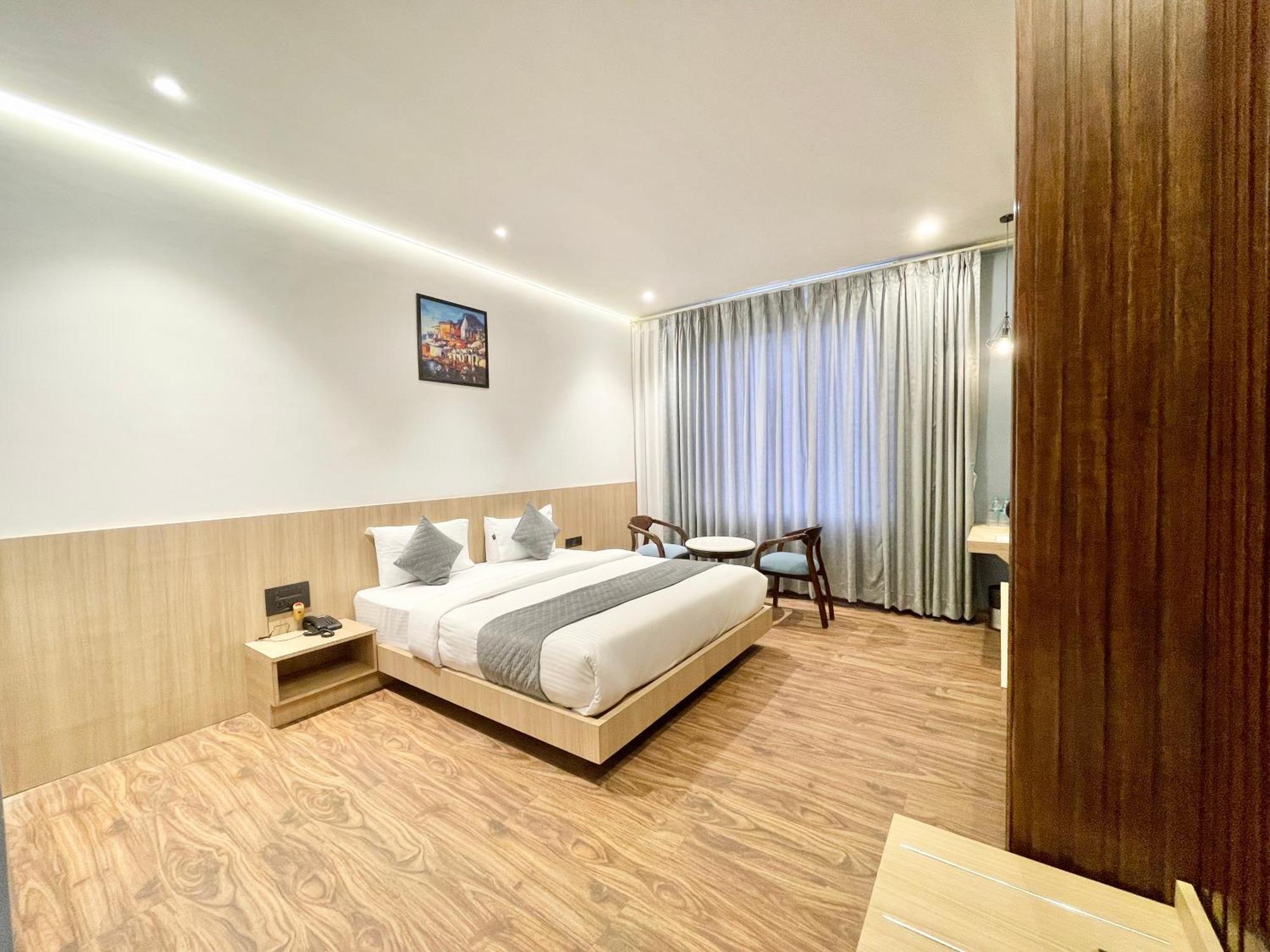 Well ! Fully Air-conditioned With Lift-wifi- Parking Availability, Near Kashi Vishwanath Temple, And Ganga Ghat 4*