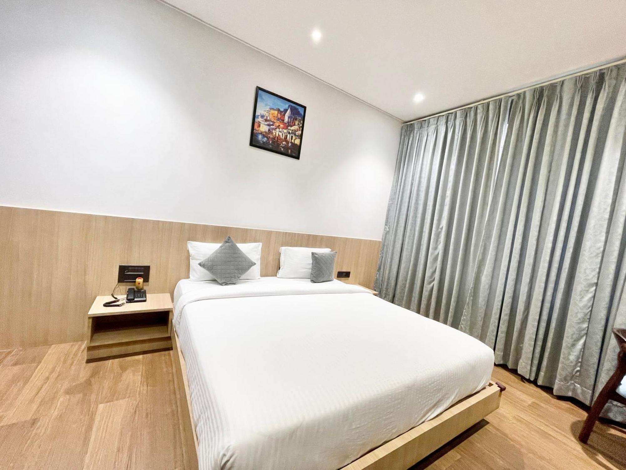 Well ! Fully Air-conditioned With Lift-wifi- Parking Availability, Near Kashi Vishwanath Temple, And Ganga Ghat 4* Varanasi