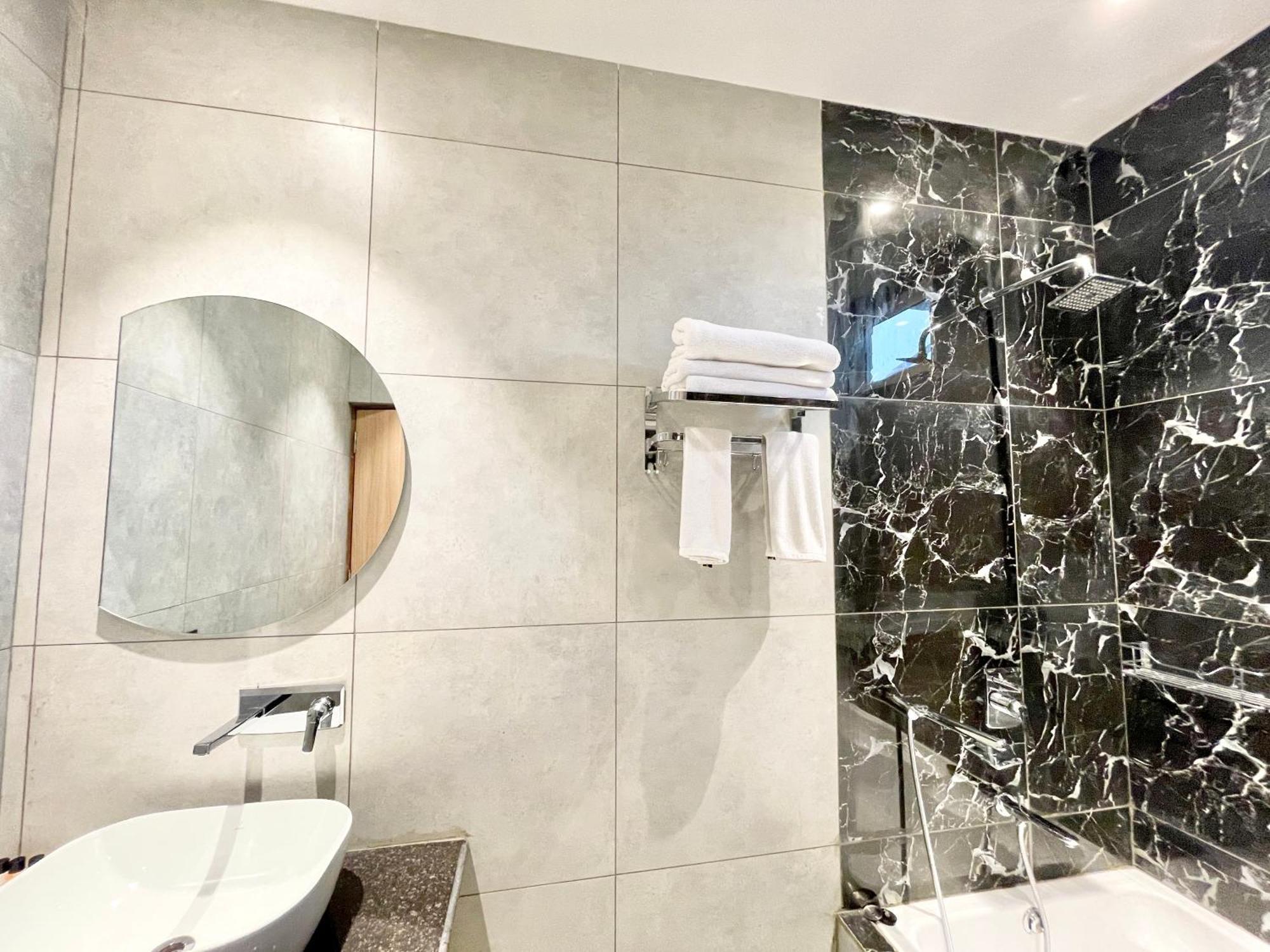 Well ! Fully Air-conditioned With Lift-wifi- Parking Availability, Near Kashi Vishwanath Temple, And Ganga Ghat Hotel