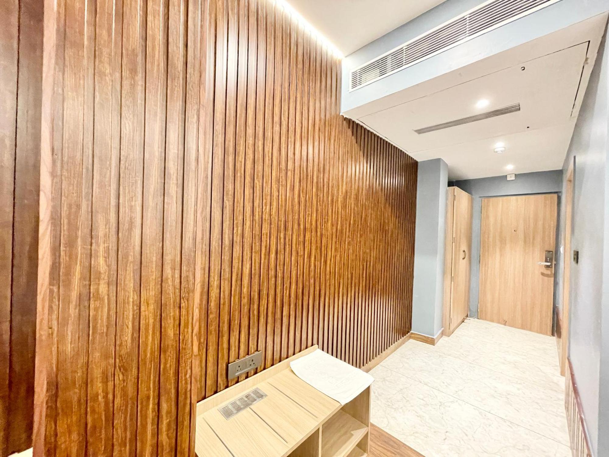 Well ! Fully Air-conditioned With Lift-wifi- Parking Availability, Near Kashi Vishwanath Temple, And Ganga Ghat Hotel 4*