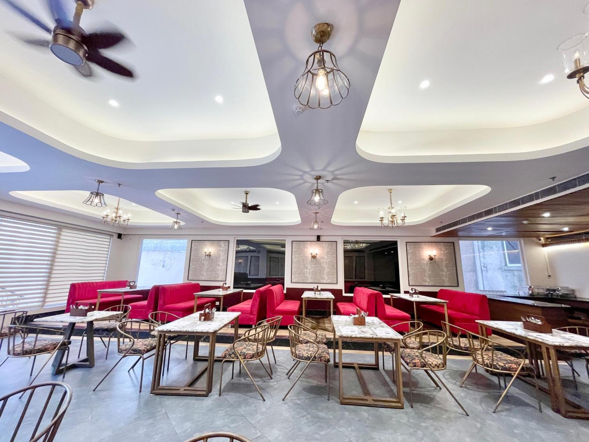 Well ! Fully Air-conditioned With Lift-wifi- Parking Availability, Near Kashi Vishwanath Temple, And Ganga Ghat Hotel Varanasi