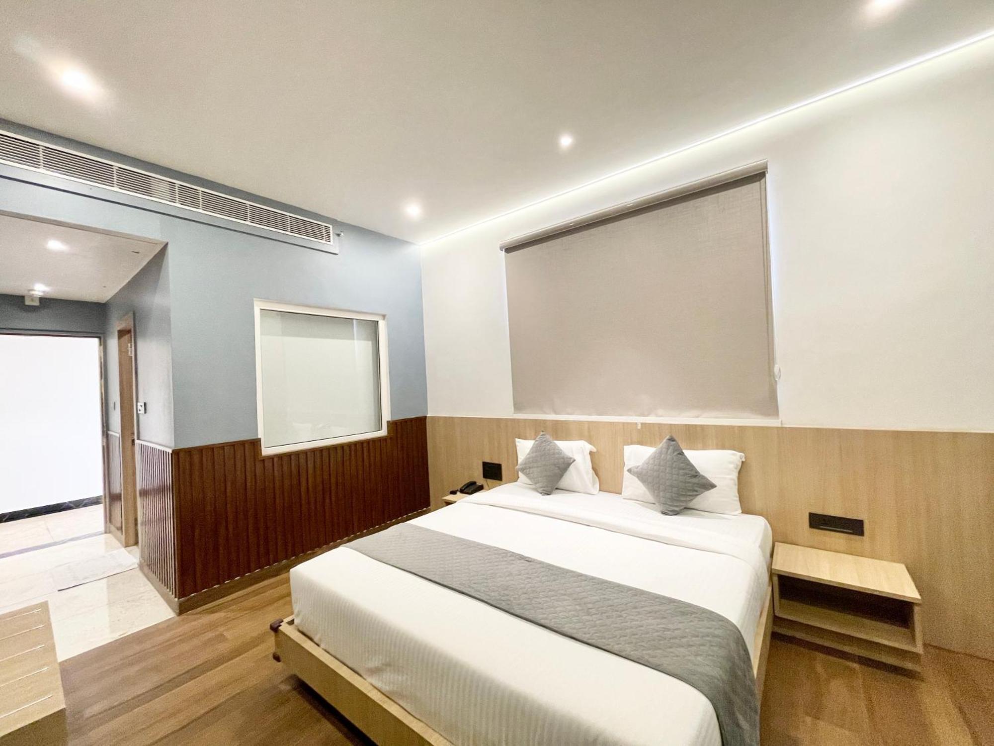 Well ! Fully Air-conditioned With Lift-wifi- Parking Availability, Near Kashi Vishwanath Temple, And Ganga Ghat Hotel 4*