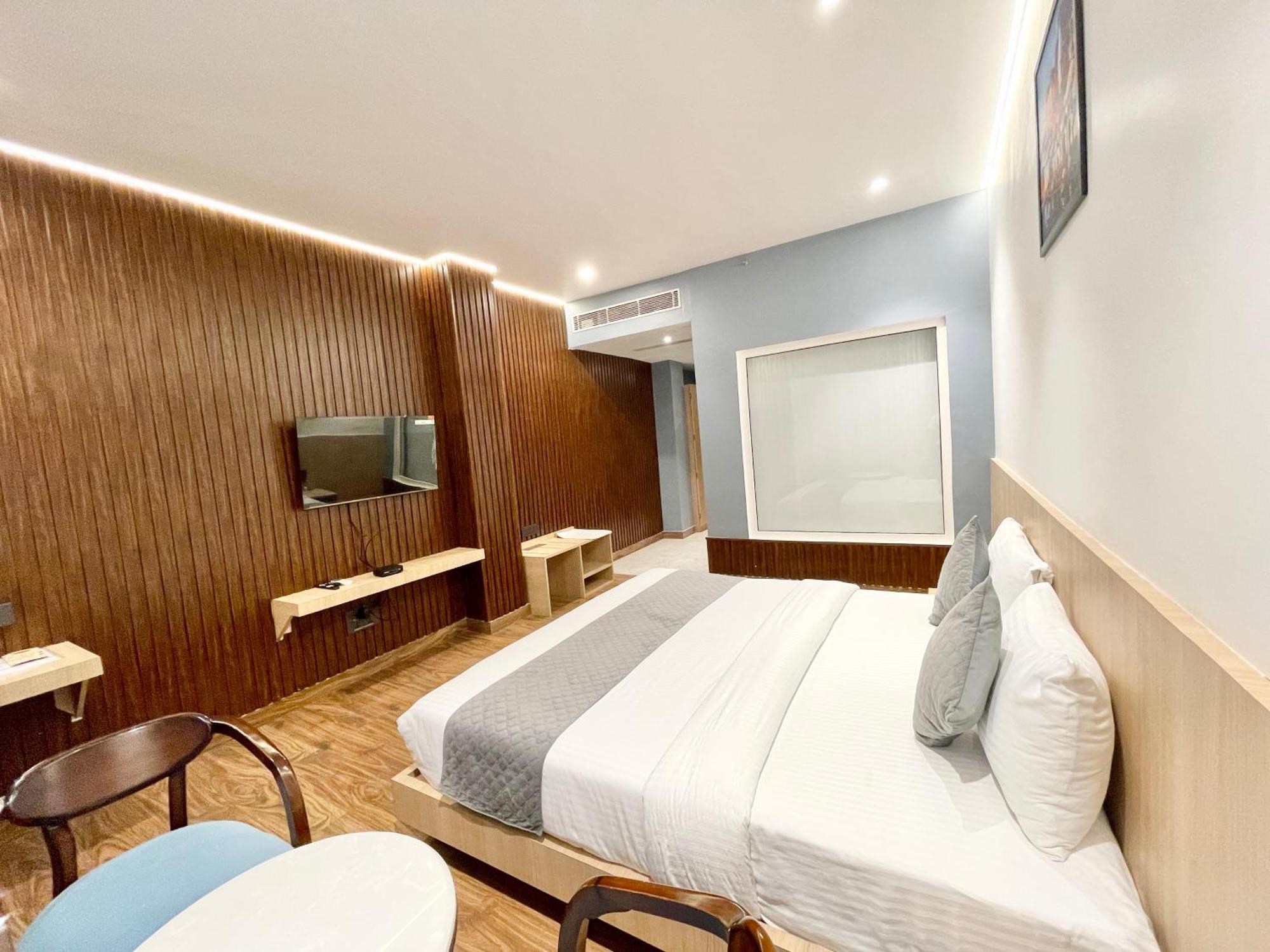 Hotel Well ! Fully Air-conditioned With Lift-wifi- Parking Availability, Near Kashi Vishwanath Temple, And Ganga Ghat 4*