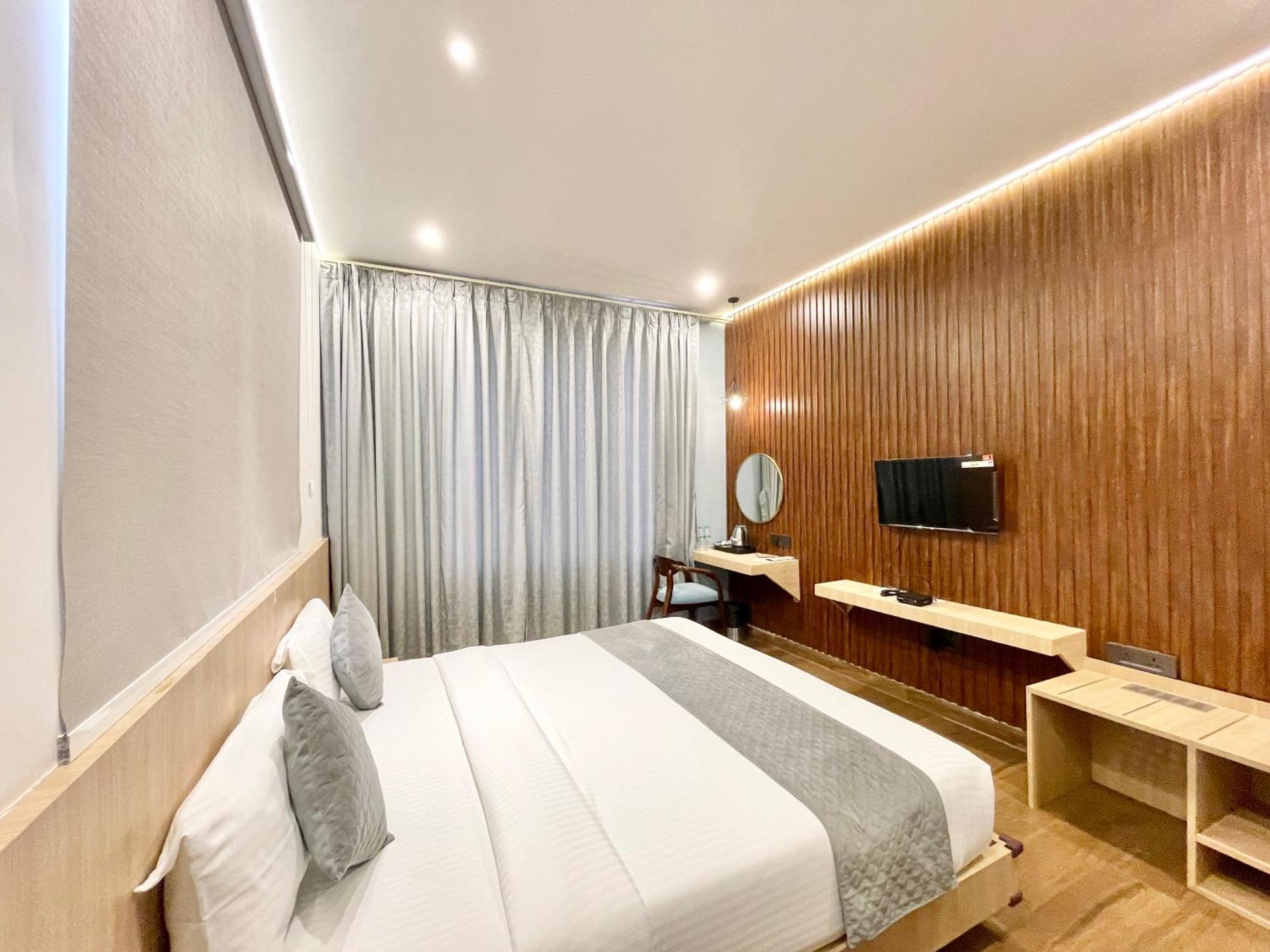 Hotel Well ! Fully Air-conditioned With Lift-wifi- Parking Availability, Near Kashi Vishwanath Temple, And Ganga Ghat 4*