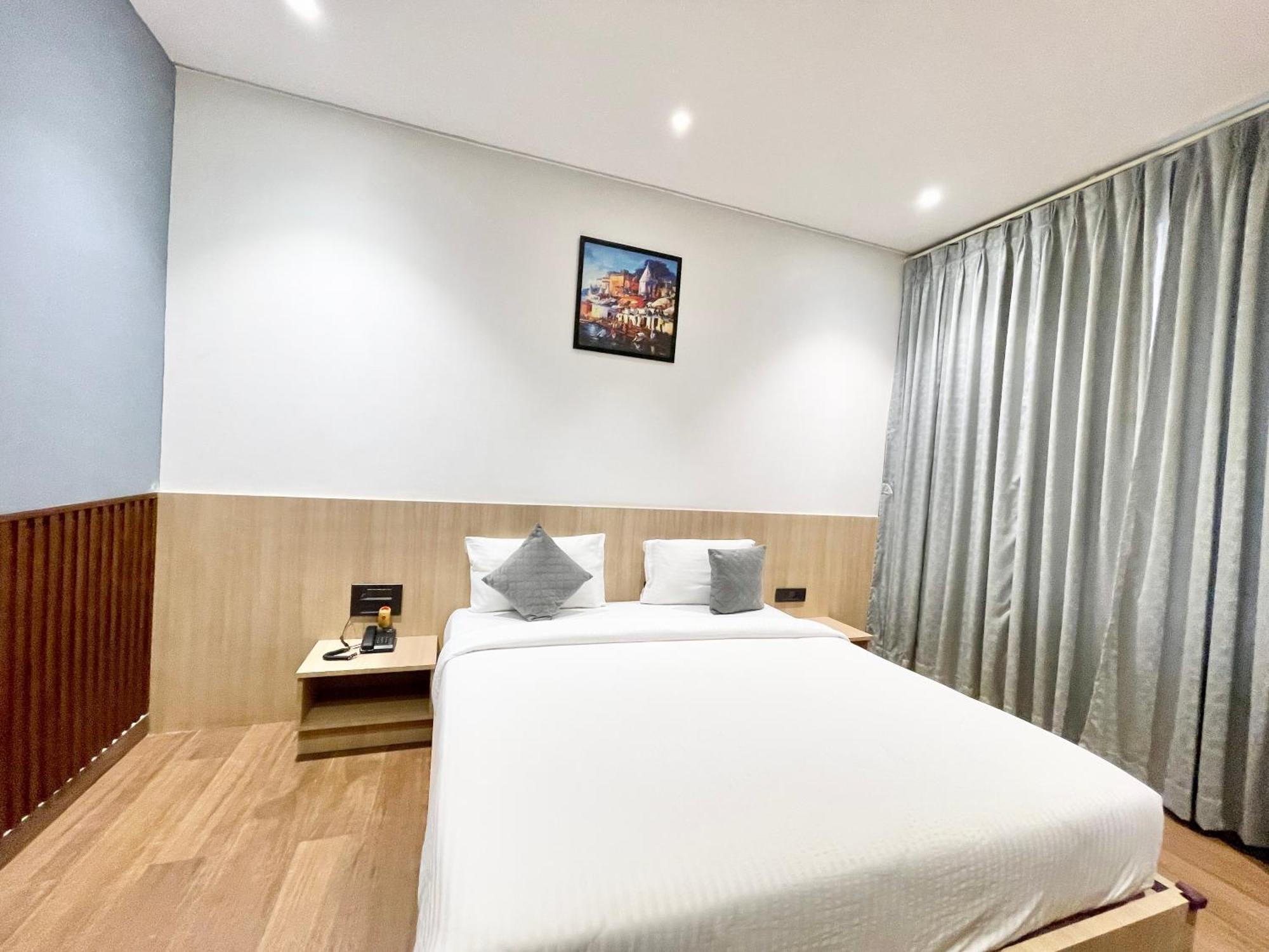 Well ! Fully Air-conditioned With Lift-wifi- Parking Availability, Near Kashi Vishwanath Temple, And Ganga Ghat Hotel Varanasi