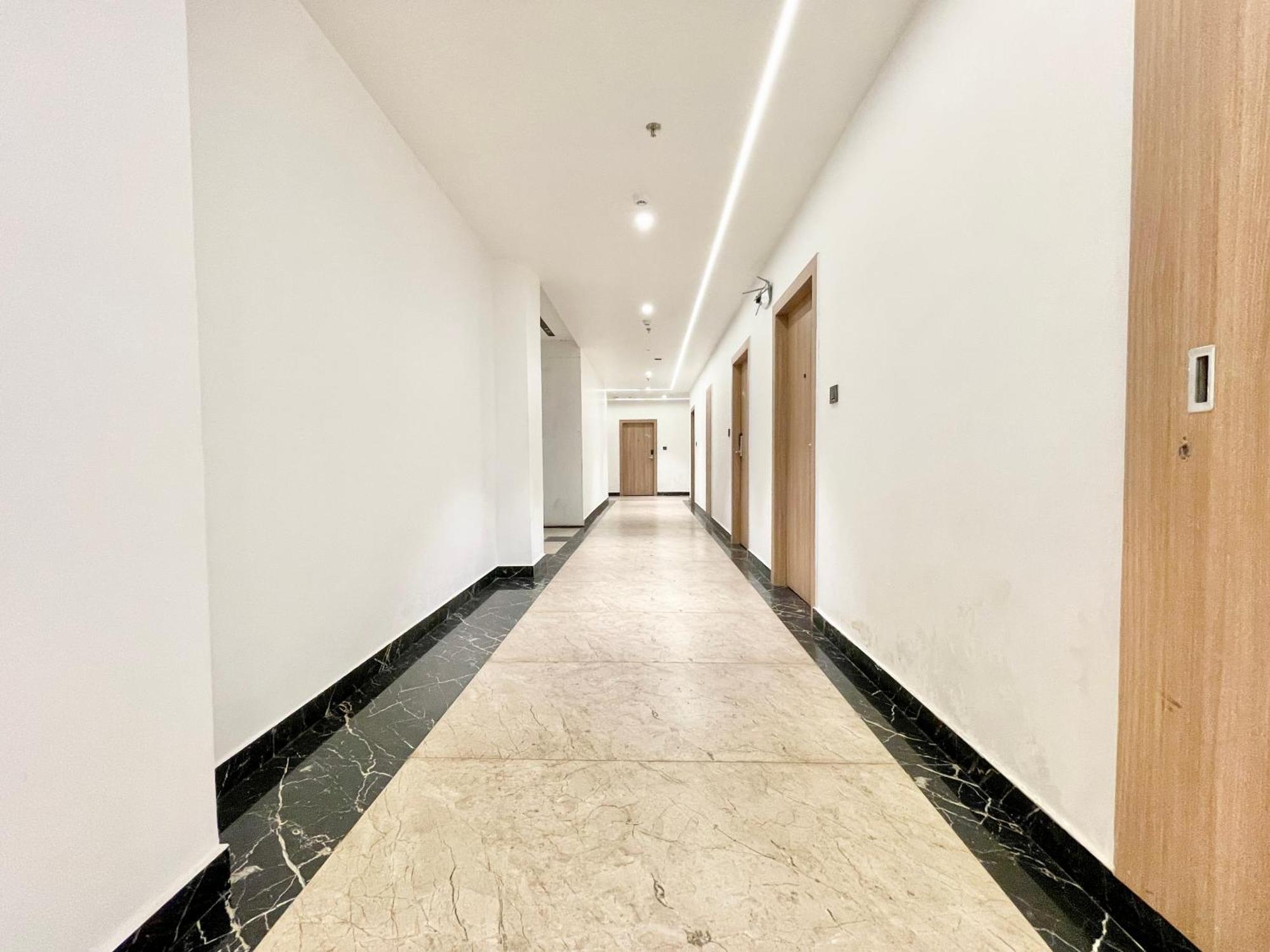 Well ! Fully Air-conditioned With Lift-wifi- Parking Availability, Near Kashi Vishwanath Temple, And Ganga Ghat Hotel 4*