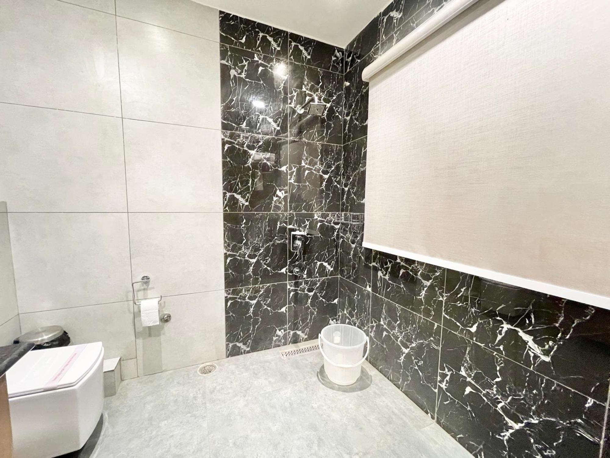 Well ! Fully Air-conditioned With Lift-wifi- Parking Availability, Near Kashi Vishwanath Temple, And Ganga Ghat 4*