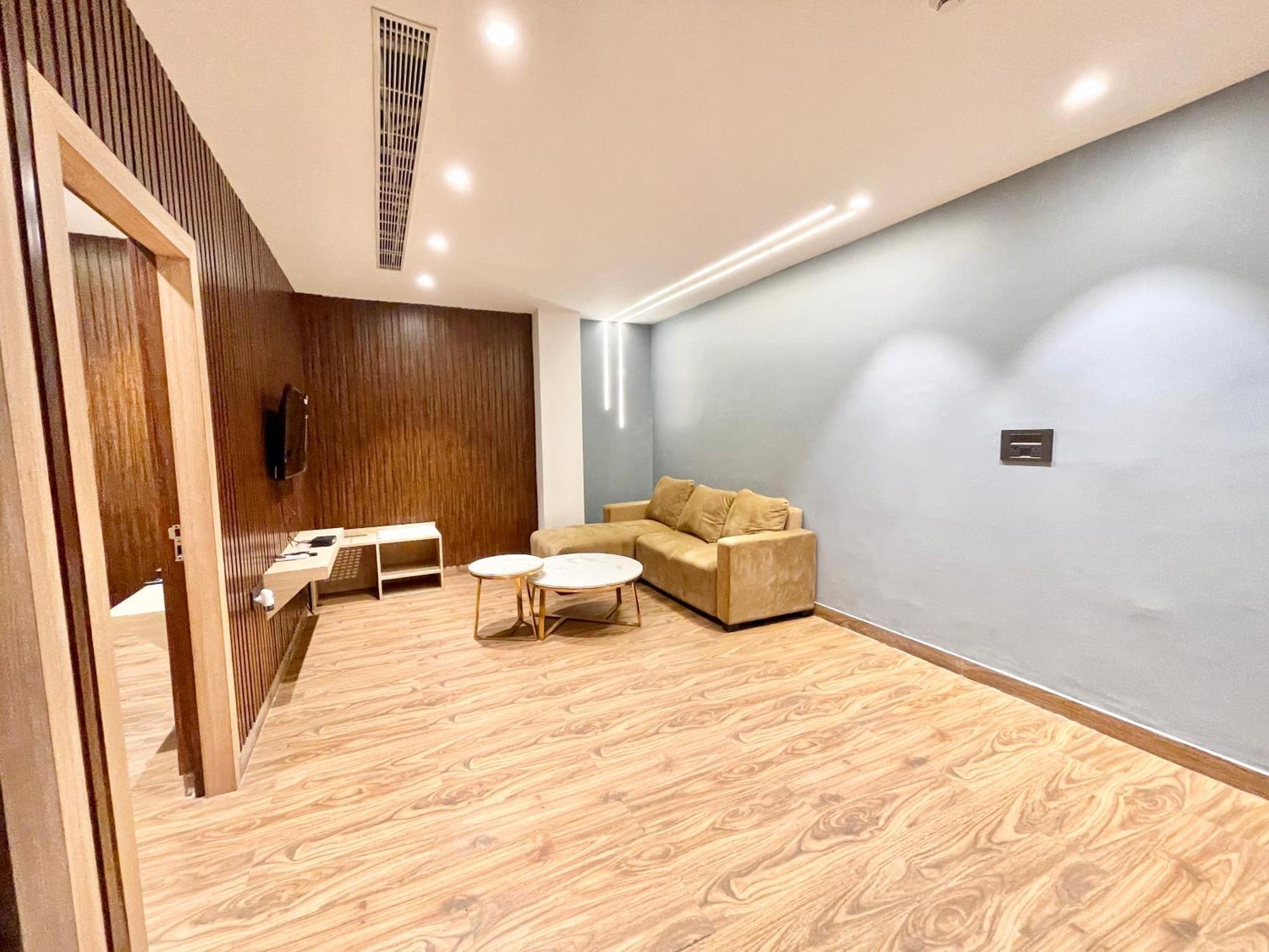 Well ! Fully Air-conditioned With Lift-wifi- Parking Availability, Near Kashi Vishwanath Temple, And Ganga Ghat 4* Varanasi