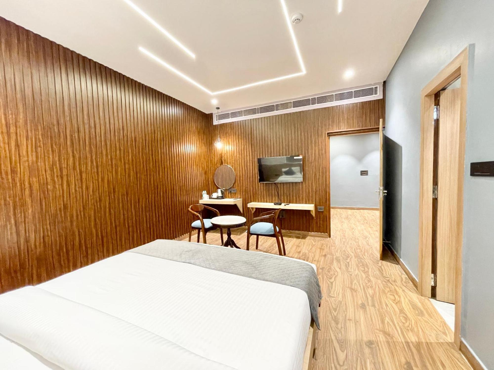 Well ! Fully Air-conditioned With Lift-wifi- Parking Availability, Near Kashi Vishwanath Temple, And Ganga Ghat 4* Varanasi