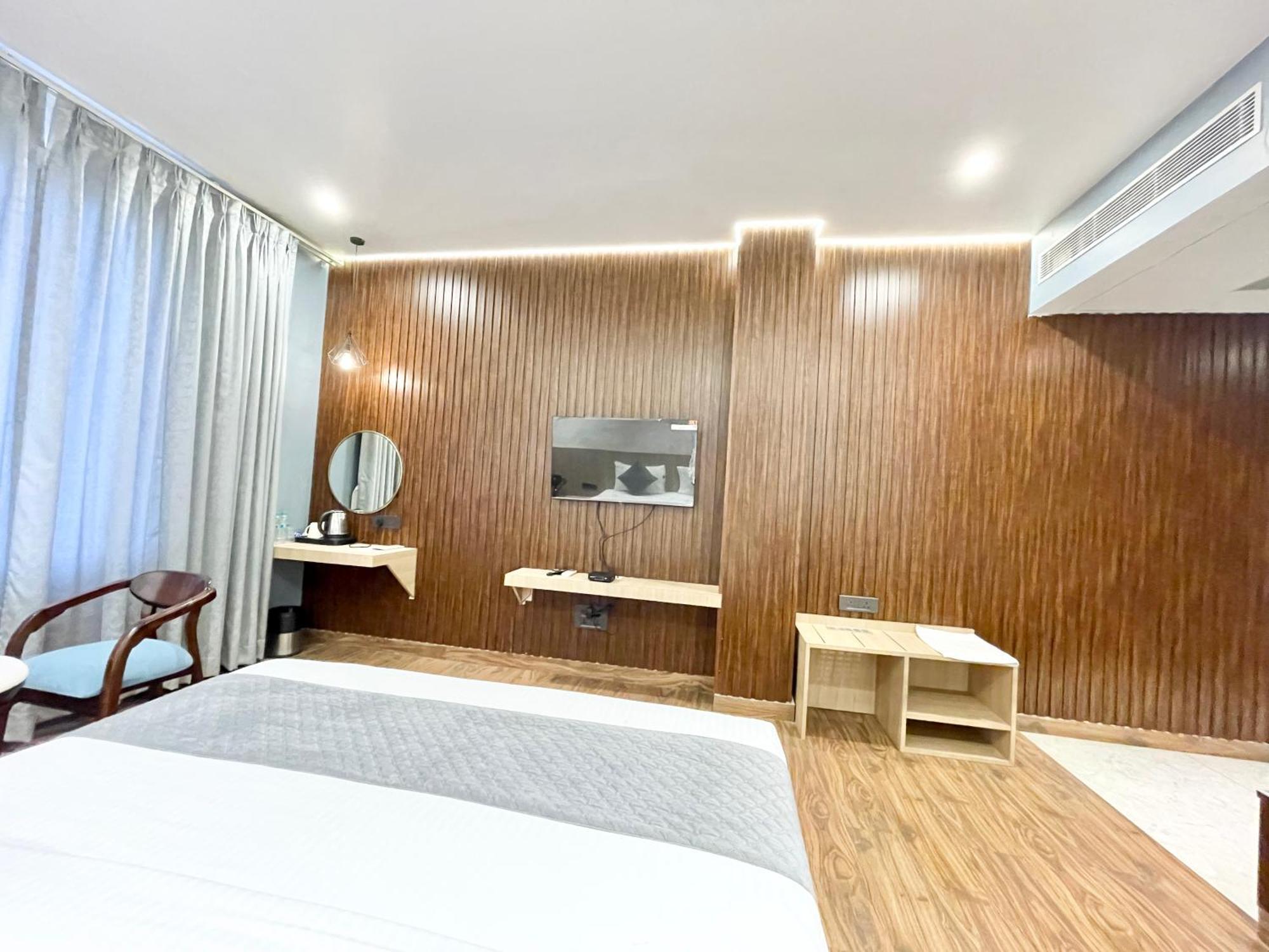 Well ! Fully Air-conditioned With Lift-wifi- Parking Availability, Near Kashi Vishwanath Temple, And Ganga Ghat Hotel 4*